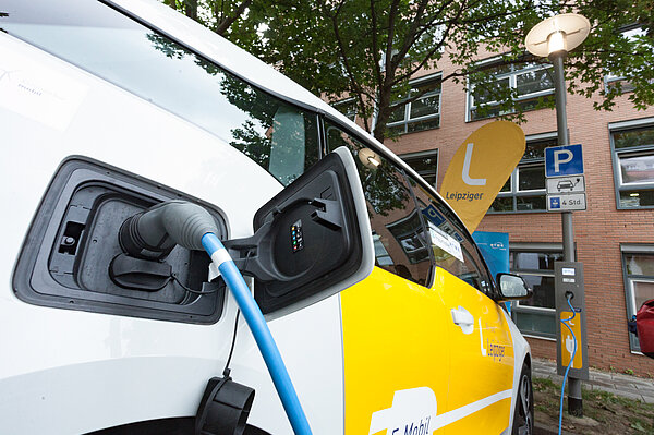Strom tanken in der Laternengarage Laterne mit integrierter Ladestation in der Leipziger Mozartstraße.