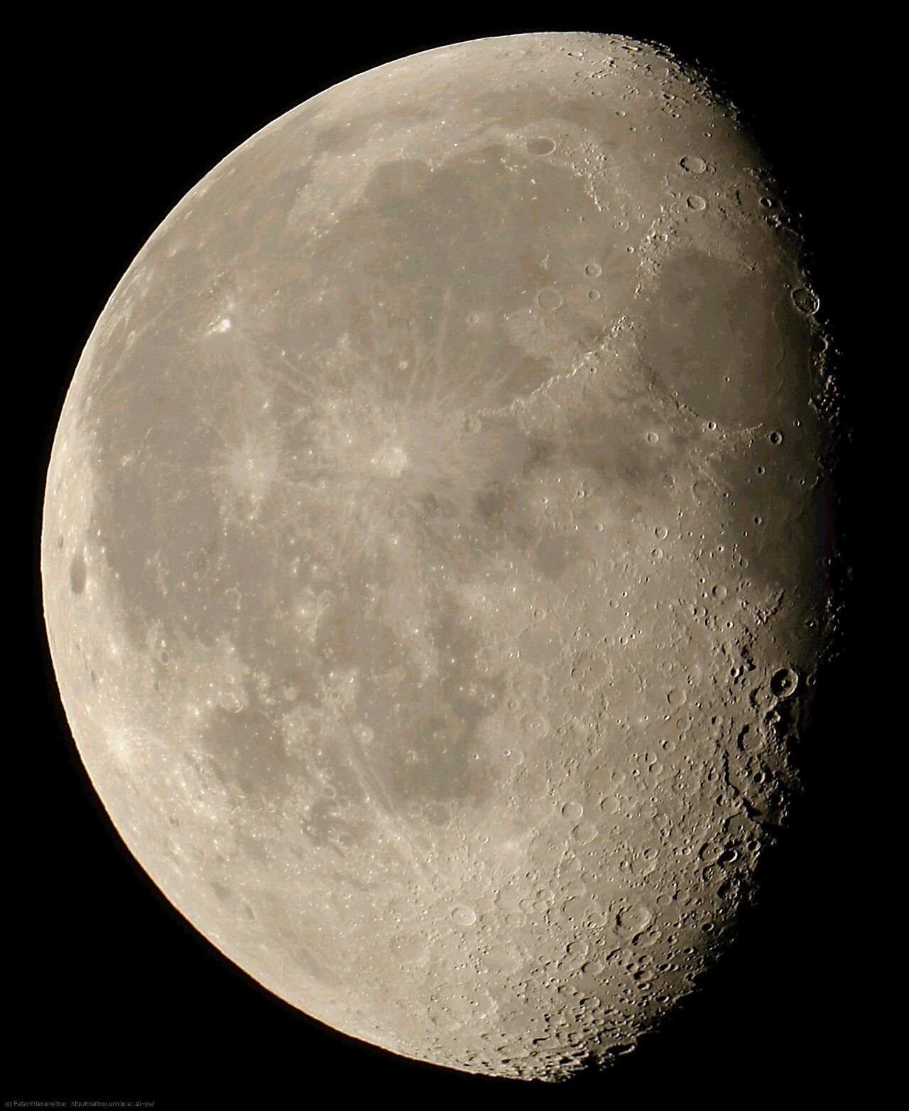 Eine Aufnahme des abnehmenden Mondes. Etwas mehr als die linke Hälfte seiner Oberfläche ist zu sehen.
