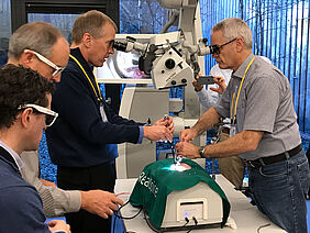  Die Chirurgen Dr. Steven Theiss und Dr. Andreas Korge demonstrieren den Kursteilnehmer die Vorgehensweise bei einer Bandscheibenoperation.