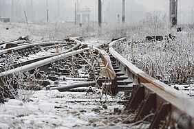 Bahngleise und Weichen im Schnee.
