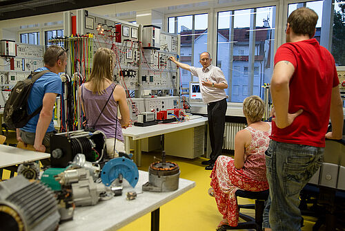 Professor Winfried Hähle (mittig) zeigt im Labor Elektrische Antriebstechnik, wie die Steuerung von Motoren funktioniert. 