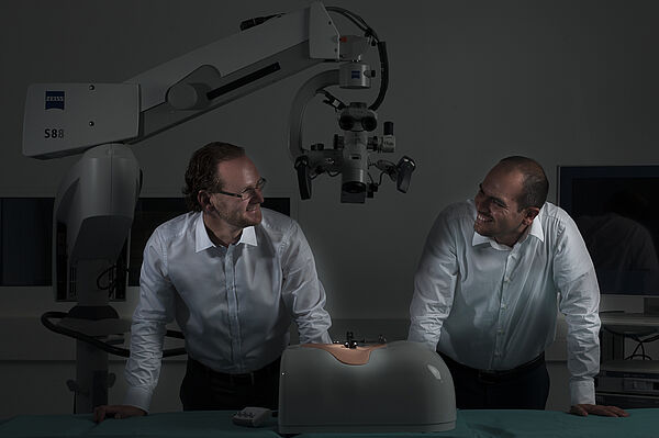 Professor Werner Korb und Dr. Luis Bernal im Trainings-Operationssaal der HTWK Leipzig.
