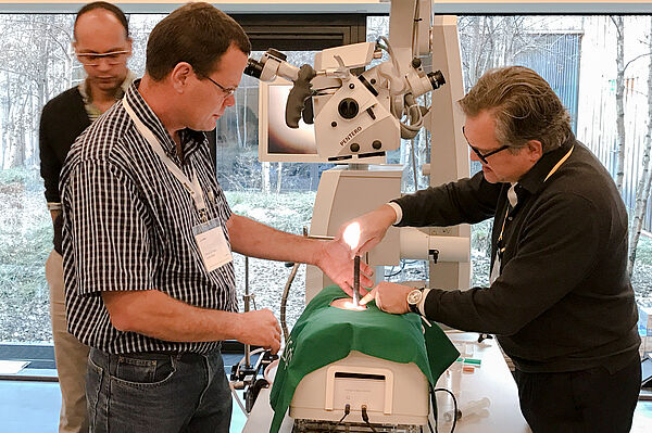 Kursleiter Professor Roger Härtl übt mit dem Teilnehmer Marius du Preez am Simulationssystem RealSpine..