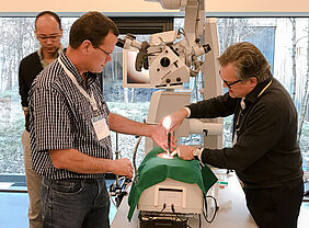 Kursleiter Professor Roger Härtl übt mit dem Teilnehmer Marius du Preez am Simulationssystem RealSpine..